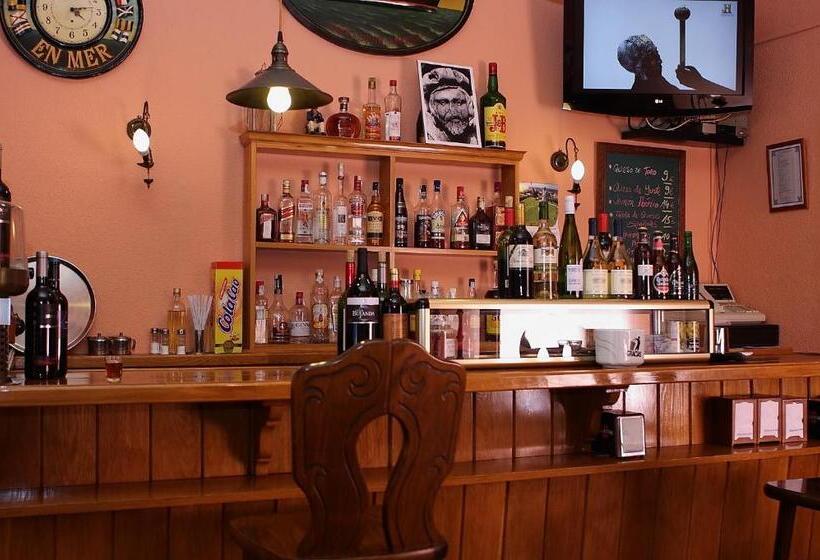 هتل Hostal Esmeralda