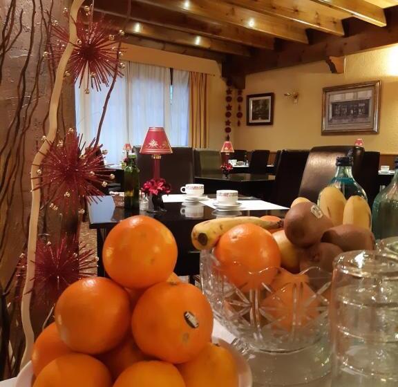 هتل Hostal La Placeta