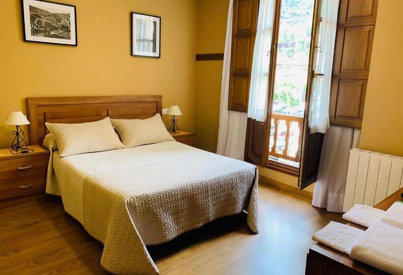 فندق Hostal La Serna