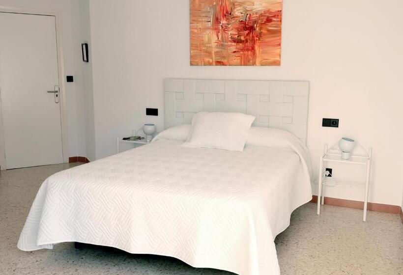 هتل Hostal Lara