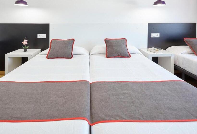 هتل Hostal Mas Ferrer