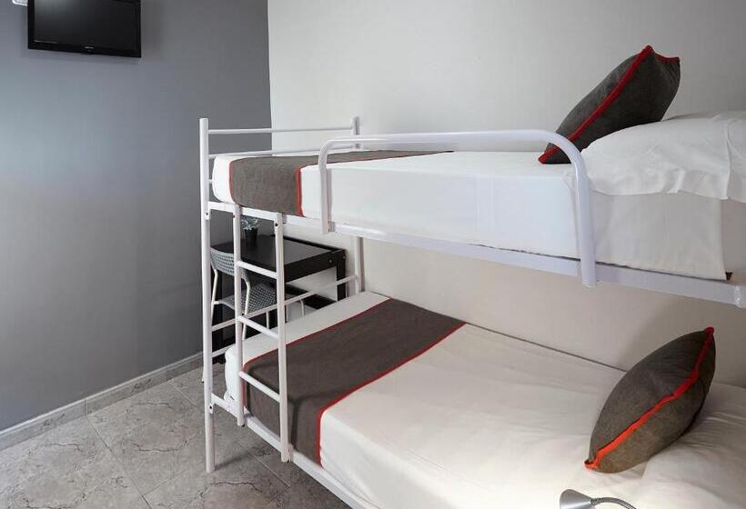 هتل Hostal Mas Ferrer