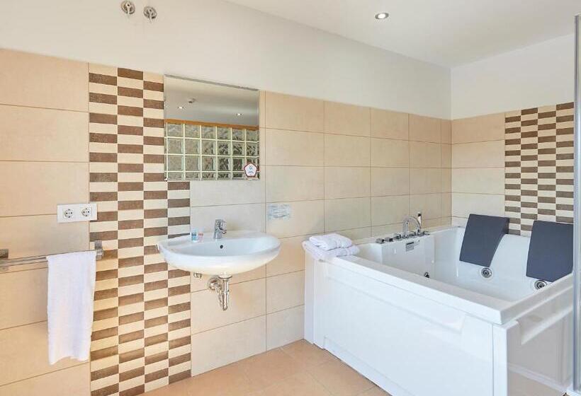 هتل Hostal Mas Ferrer