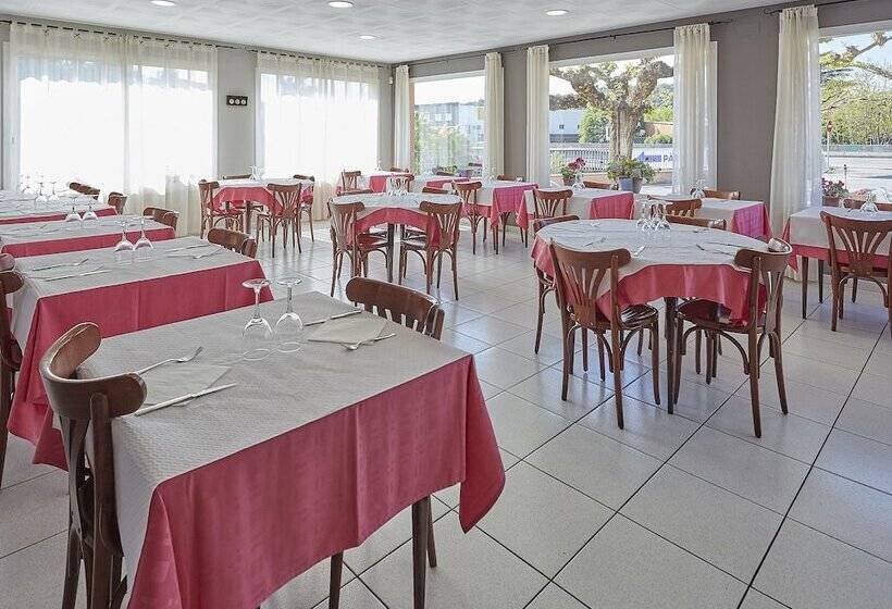 هتل Hostal Mas Ferrer