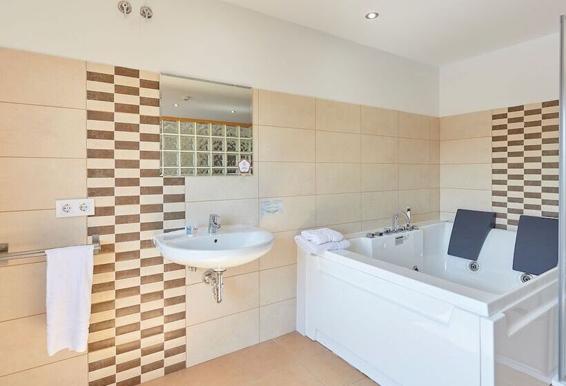 هتل Hostal Mas Ferrer