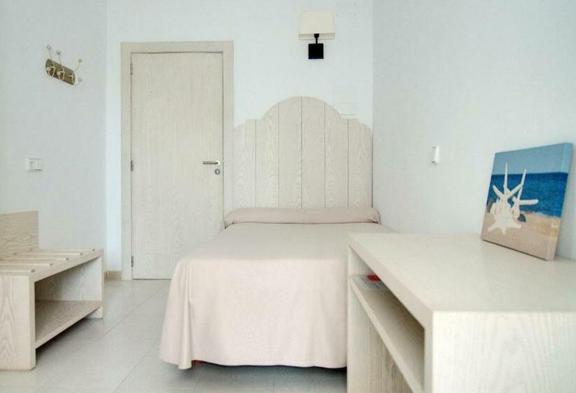 هتل Hostal Capri