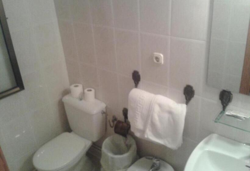 هتل Hostal Restaurante Los Bronces