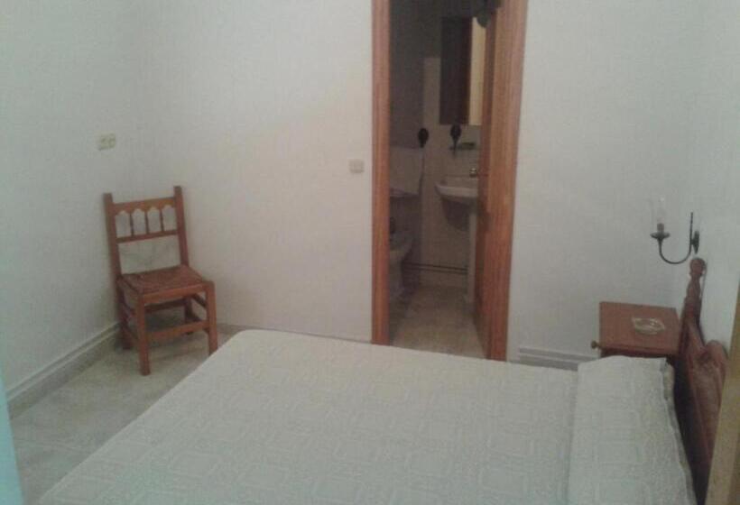 هتل Hostal Restaurante Los Bronces