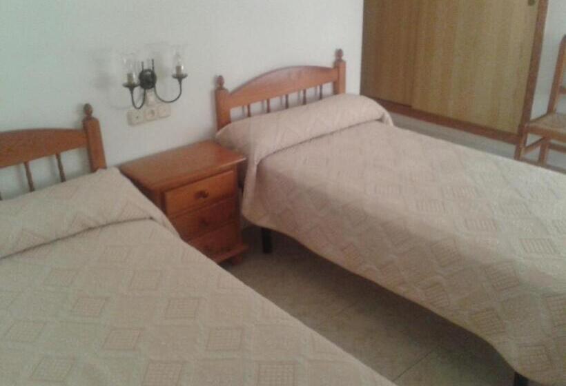 هتل Hostal Restaurante Los Bronces