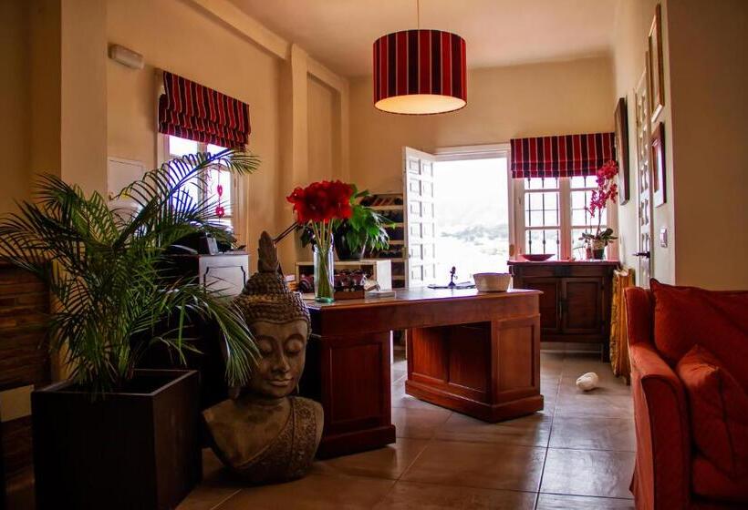 فندق Hostal Avalon