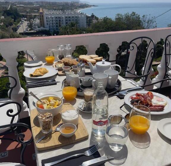 فندق Hostal Avalon