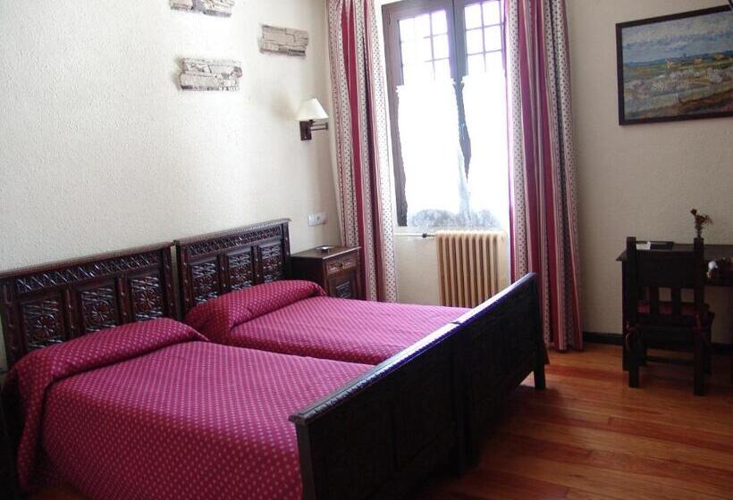 호텔 Hostal Ayestaran Ii
