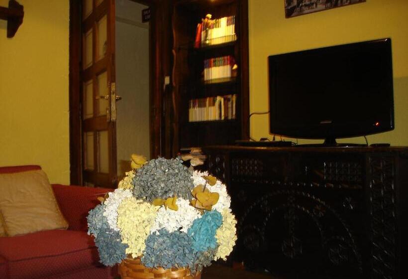 호텔 Hostal Ayestaran Ii