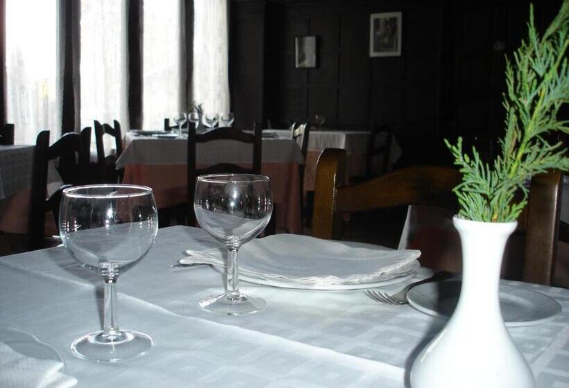 호텔 Hostal Ayestaran Ii