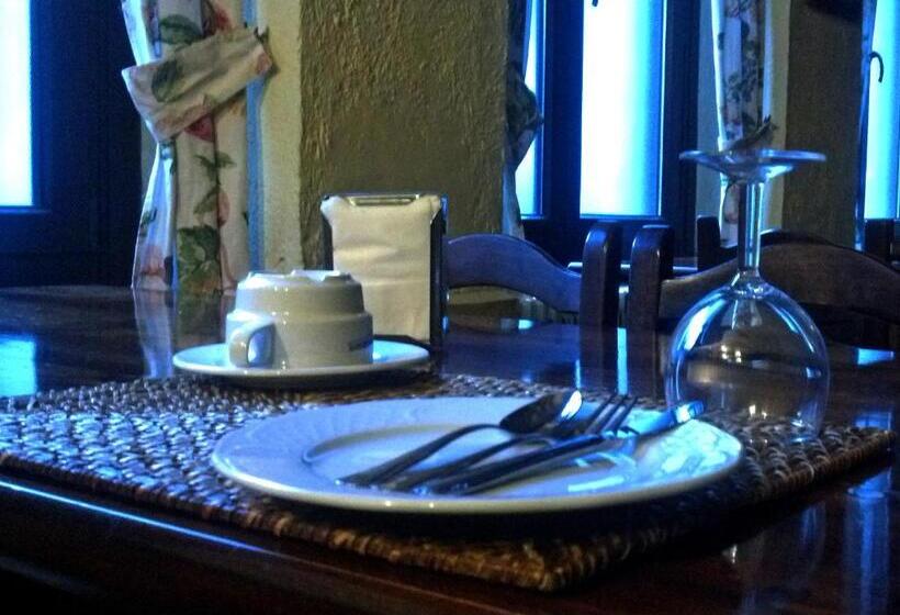 호텔 Hostal Ayestaran Ii