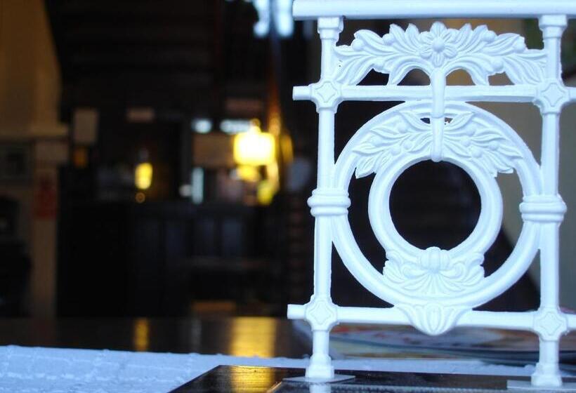 호텔 Hostal Ayestaran Ii