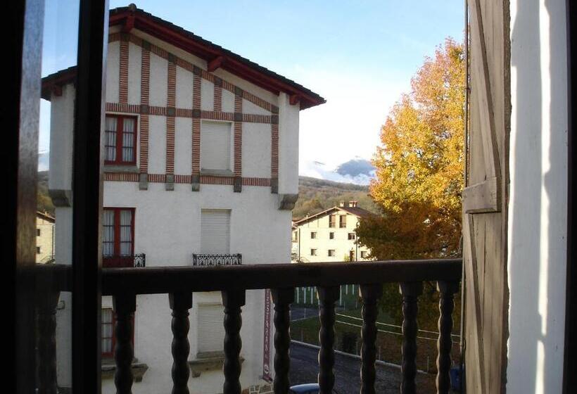 호텔 Hostal Ayestaran Ii