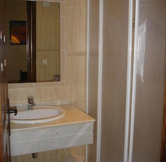 호텔 Hostal Ayestaran Ii