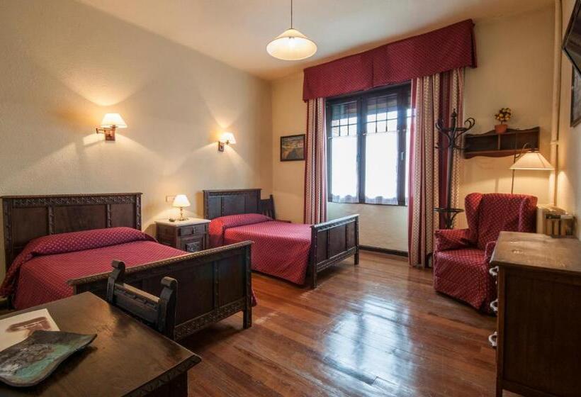 호텔 Hostal Ayestaran Ii