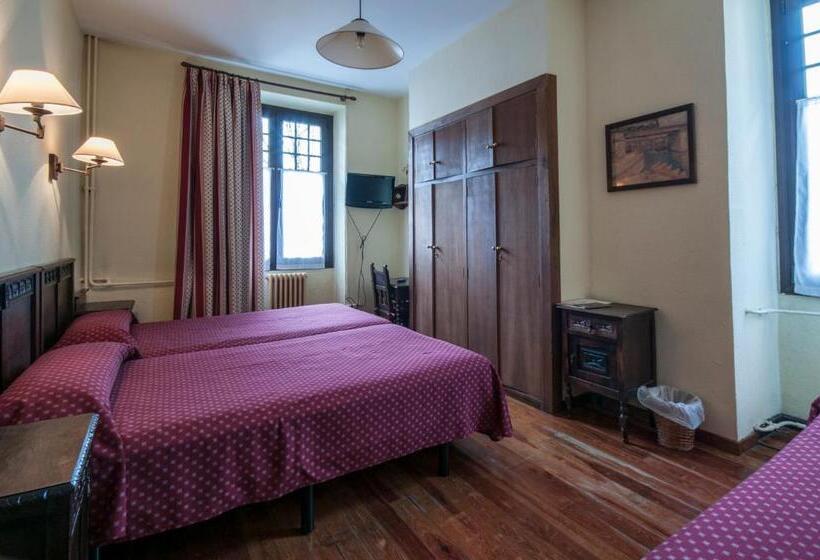 호텔 Hostal Ayestaran Ii