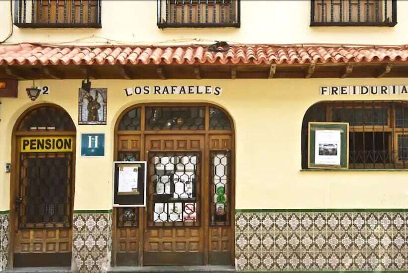 هتل Hostal El Peine