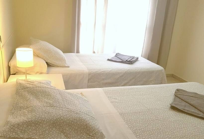 هتل Hostal El Peine