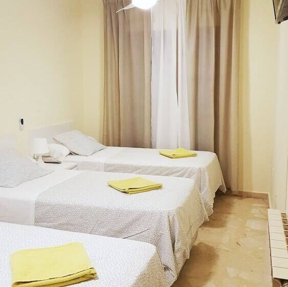 هتل Hostal El Peine