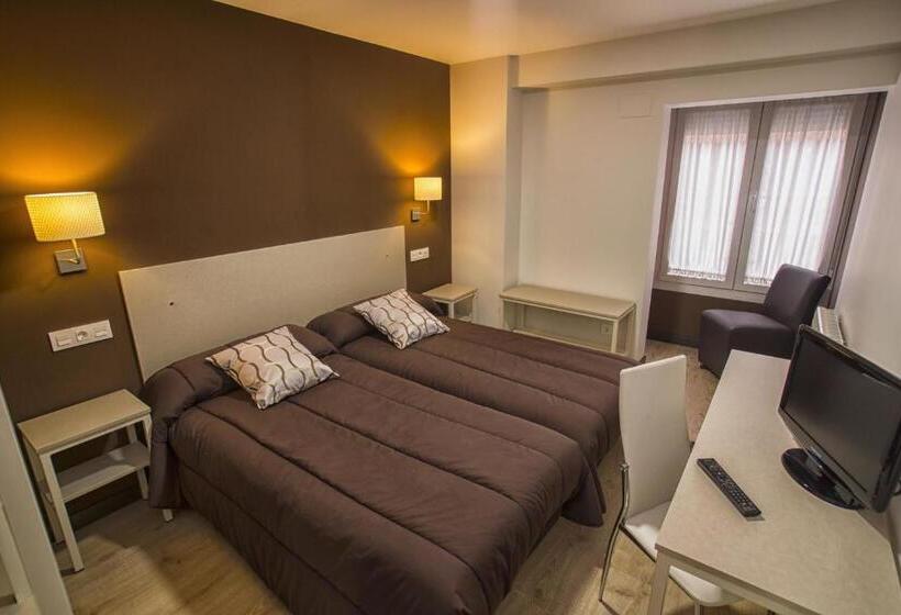 هتل Hostal Elvira