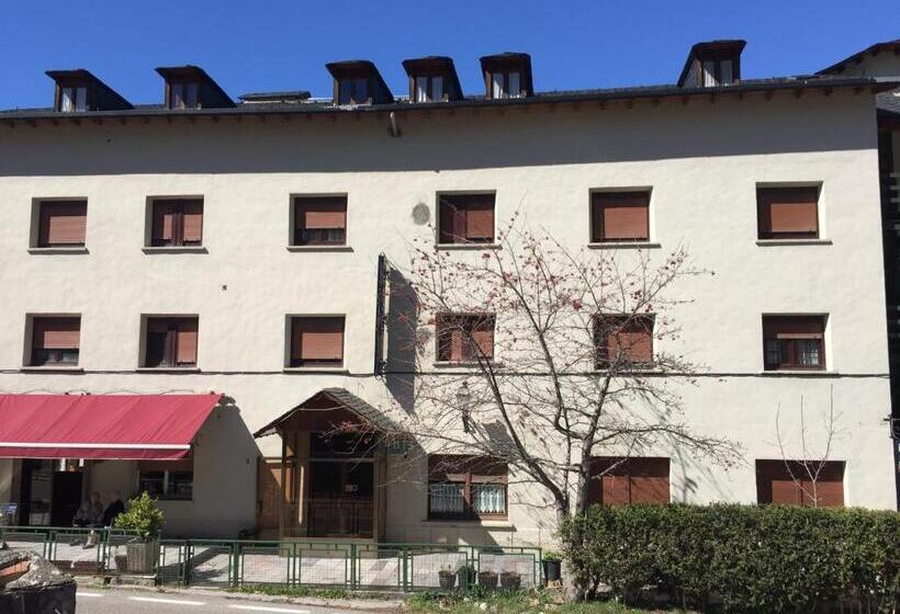هتل Hostal Fondevila