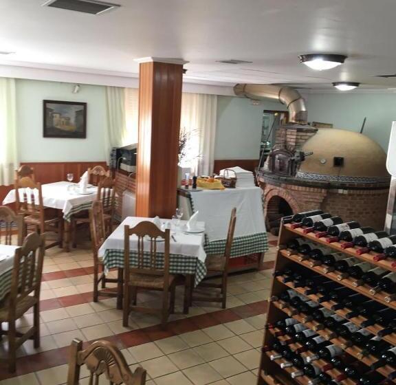 Отель Hostal Los Chopos