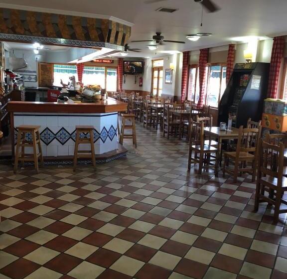 Отель Hostal Los Chopos