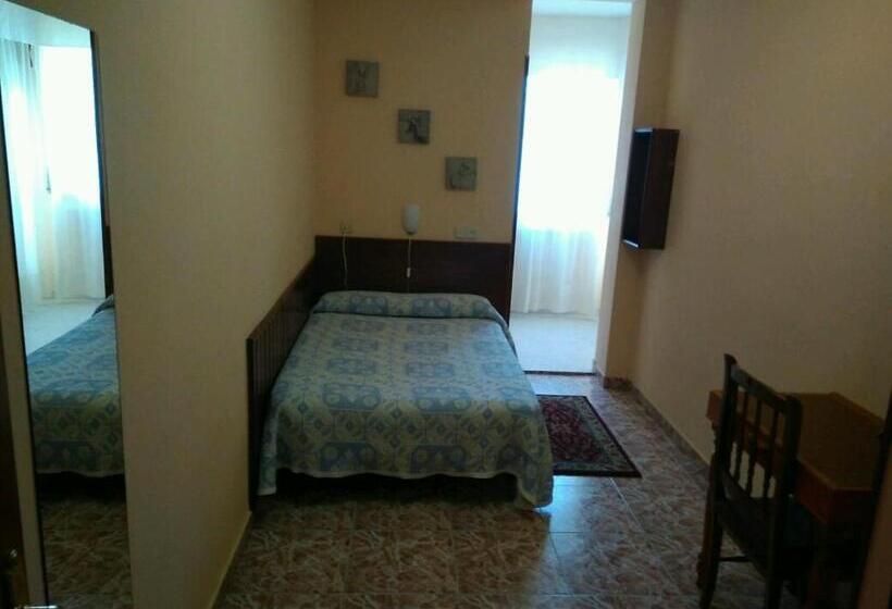 هتل Hostal Mayo