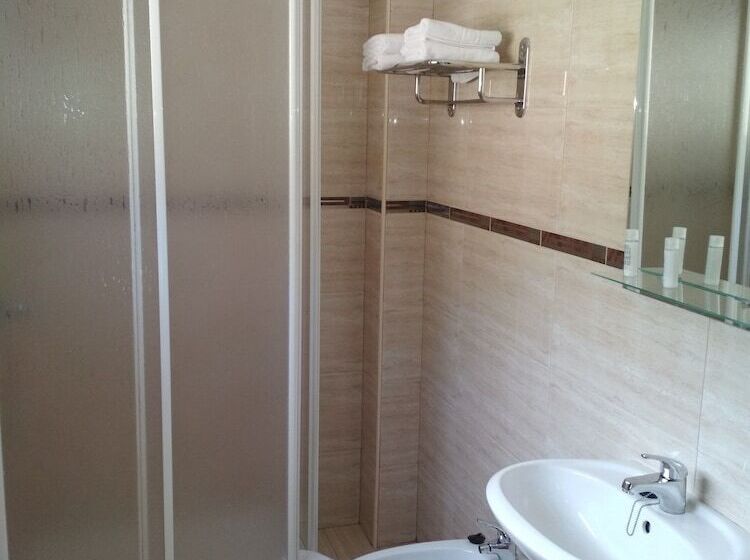هتل Hostal Cruce