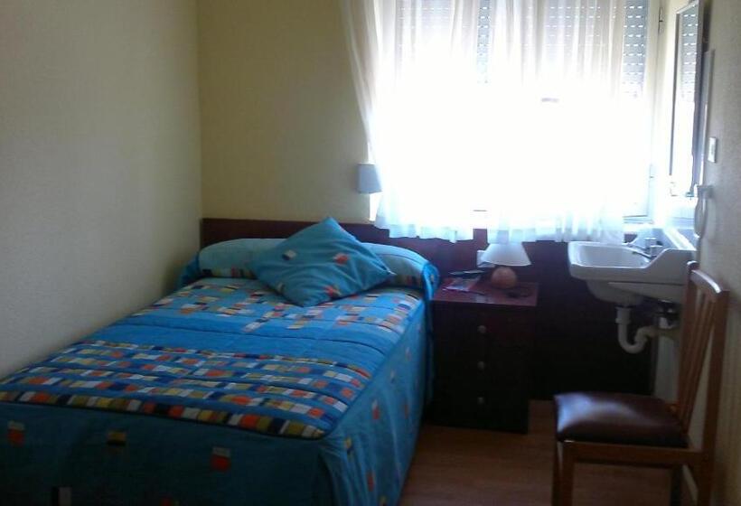 هتل Hostal Residencia Delfin