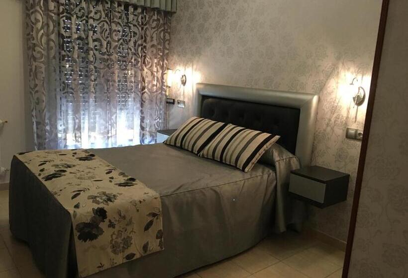 Отель Hostal Sainz