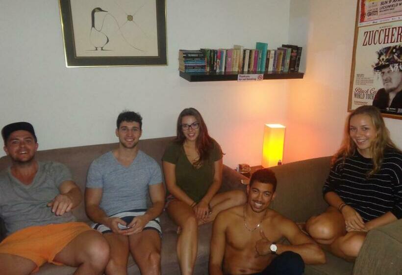 مُتل Adelaide Backpackers Hindley St