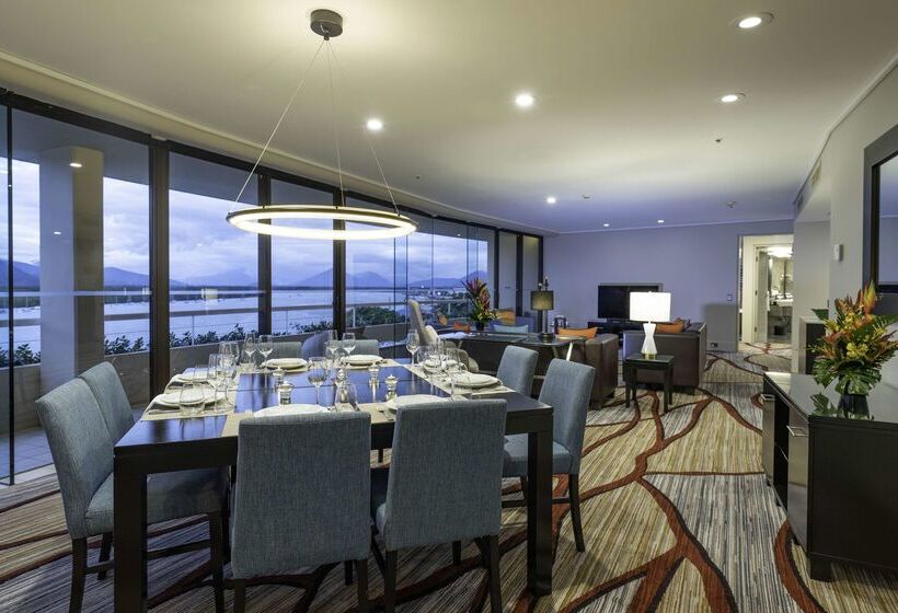 هتل Hilton Cairns