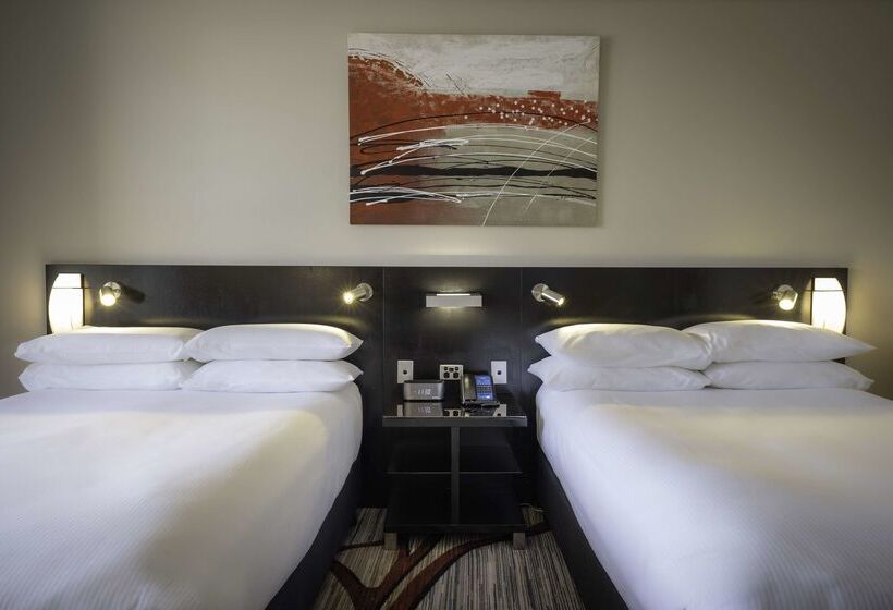 هتل Hilton Cairns