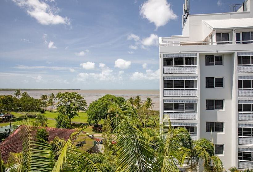 هتل Cairns Harbourside