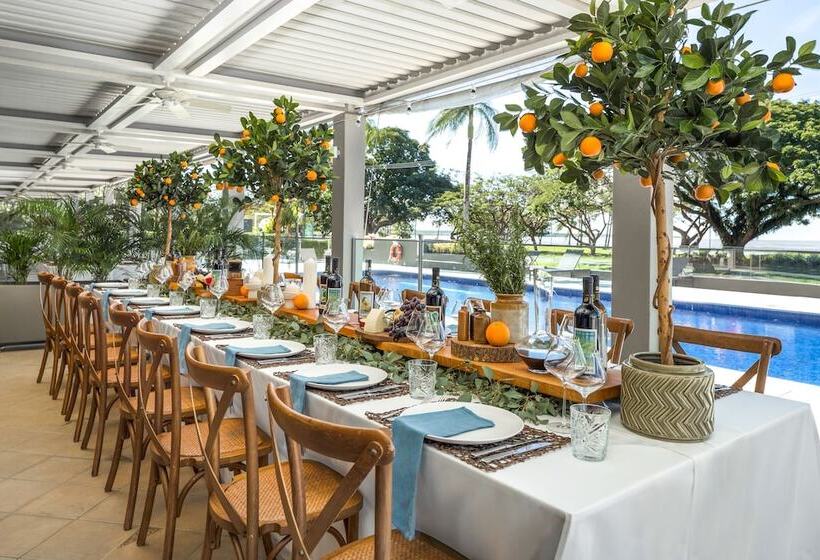 هتل Cairns Harbourside