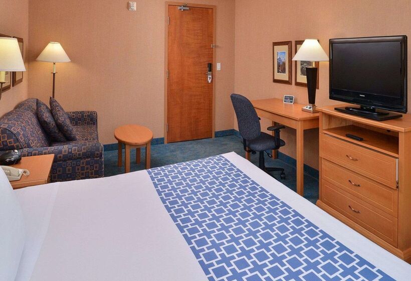 בית מלון כפרי Econo Lodge Inn & Suites University