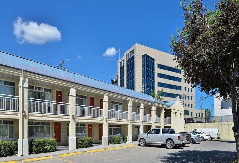 בית מלון כפרי Econo Lodge Inn & Suites University