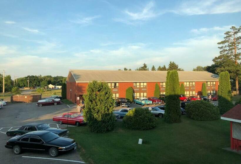 فندق Red Pine Inn & Conference Centre