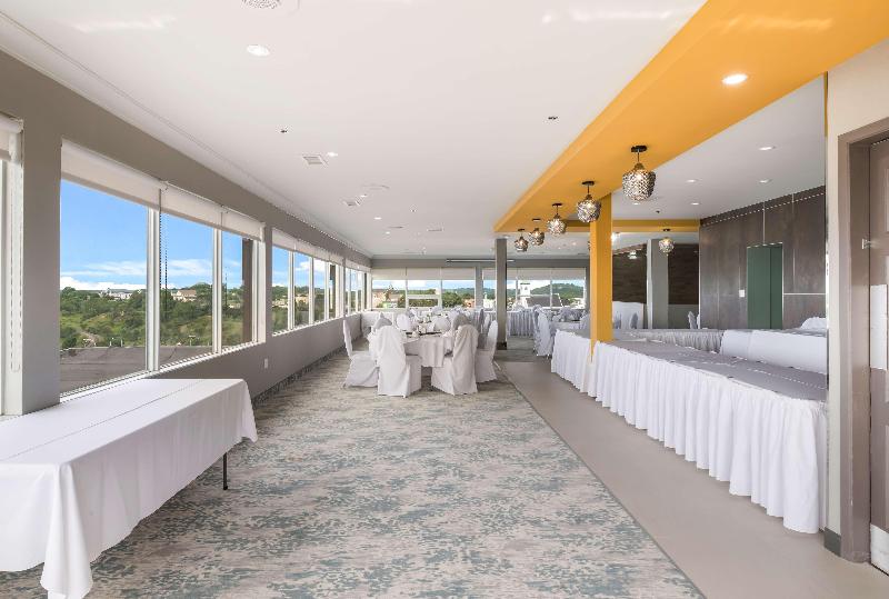 هتل Crowne Plaza Saint John Harbour View, An Ihg
