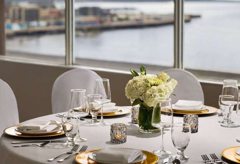 هتل Crowne Plaza Saint John Harbour View, An Ihg