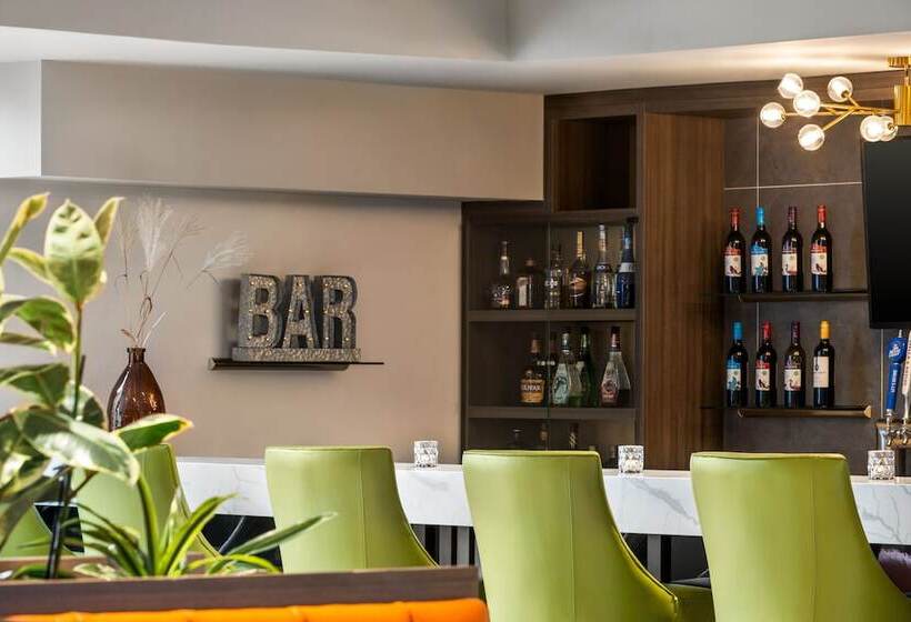 هتل Crowne Plaza Saint John Harbour View, An Ihg