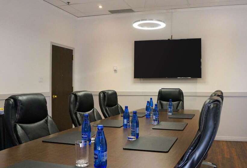 هتل Clarion Lakeside Inn & Conference Centre