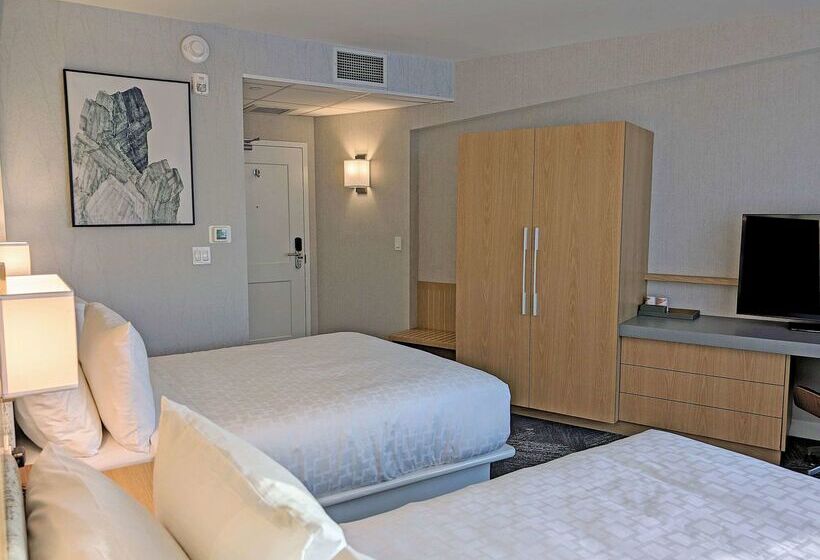 هتل Clarion Lakeside Inn & Conference Centre