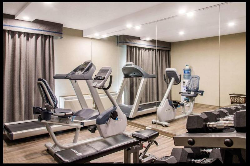 هتل Comfort Inn Montreal Aeroport