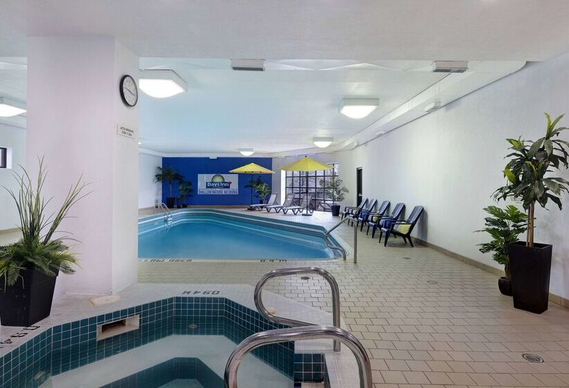 هتل Days Inn By Wyndham Niagara Falls Near The Falls